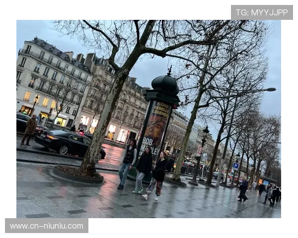 欧冠奖杯巡回展启动，首站设于巴黎香榭丽舍大街