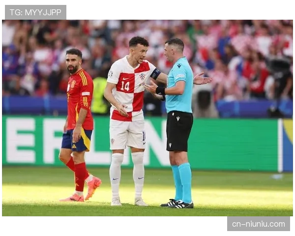 终场哨响，39岁的莫德里奇与克罗斯在中场相拥长谈