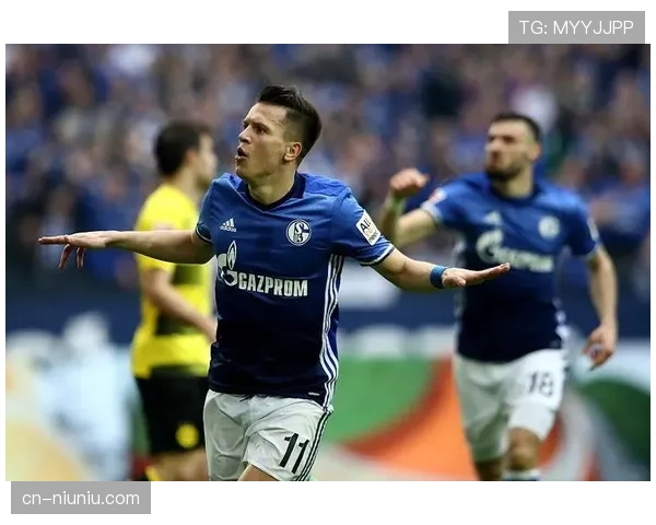 沙尔克04老将终场前抽筋倒地，仍爬行封堵对方传中